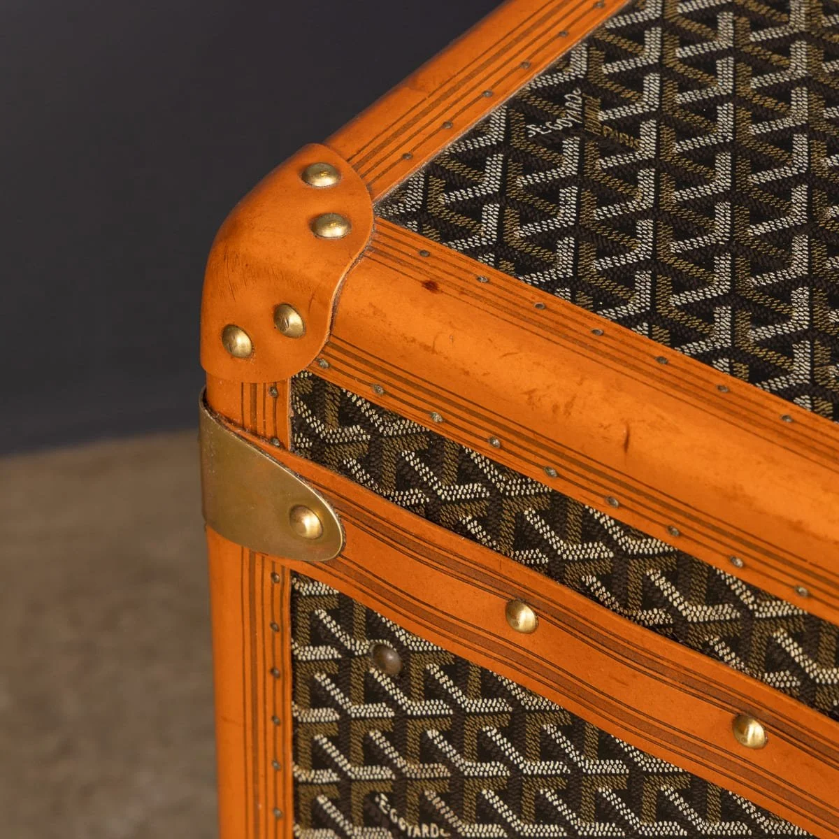 PUSHKINS.COM - Z12140 - ANTIQUE 20thC FRENCH HAT TRUNK IN CHEVRON CANVAS BY GOYARD, PARIS c.1920 - 40.jpg
