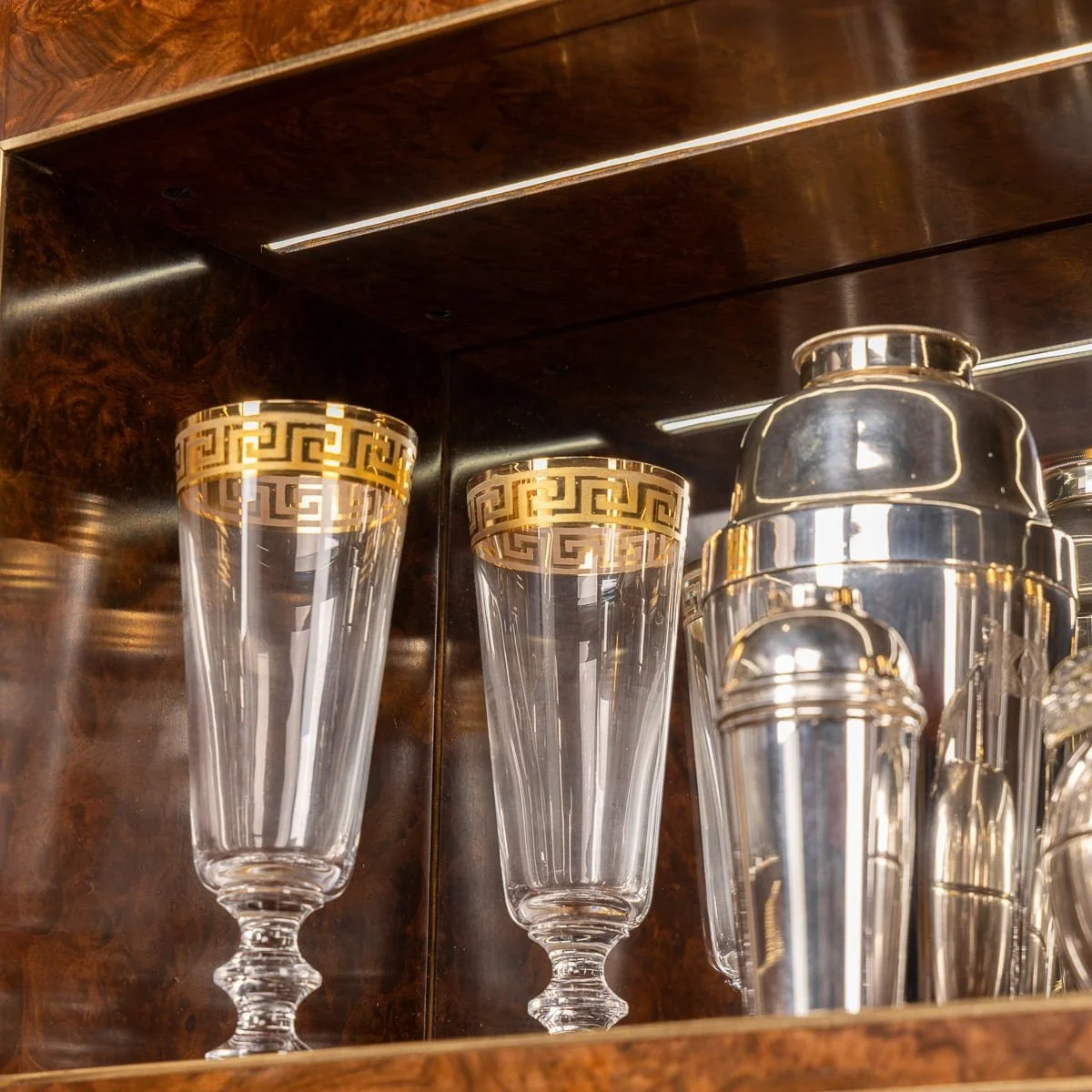 PUSHKINS.COM - D11876 - ANTIQUE 20thC LOUIS VUITTON TRUNK IN MONOGRAM CANVAS WITH BUILT IN BAR & HUMIDOR - 48.jpg