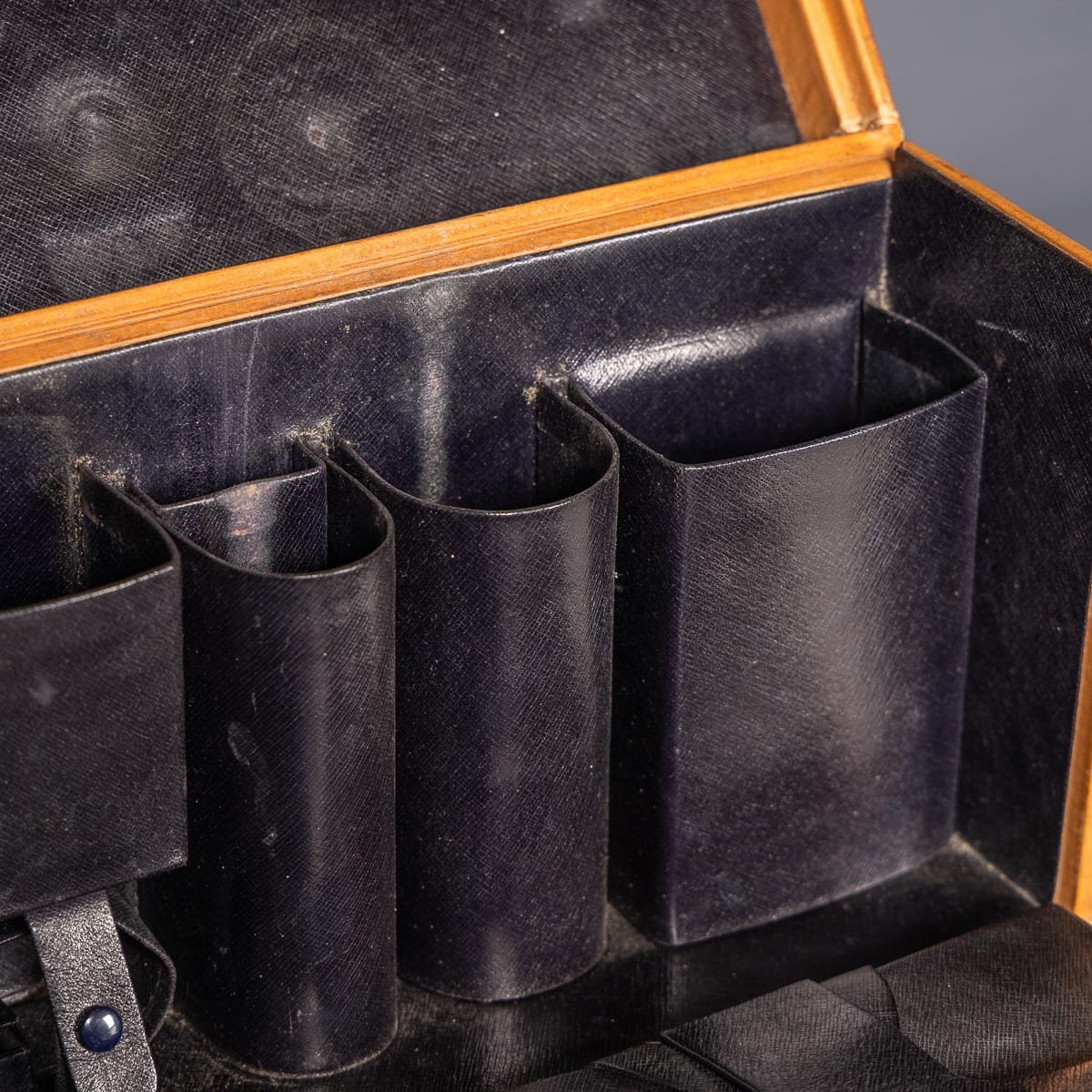 PUSHKINS.COM - D11874 - 20thC LOUIS VUITTON DRESSING CASE IN COW HIDE LEATHER, FRANCE - 27.jpg