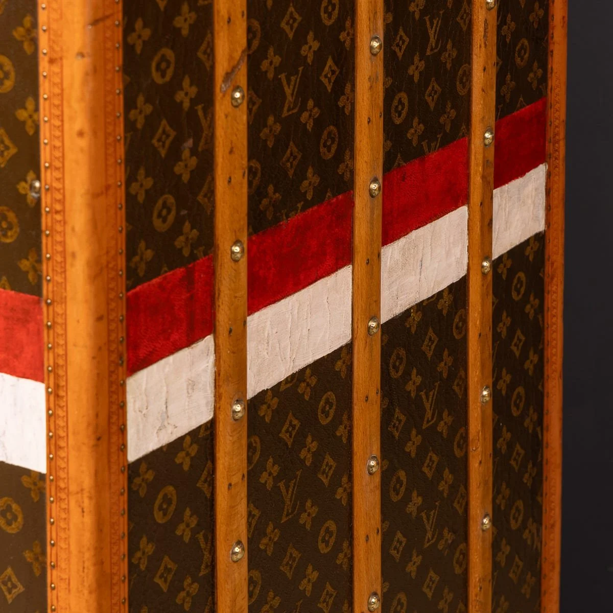 PUSHKINS.COM - D11876 - ANTIQUE 20thC LOUIS VUITTON TRUNK IN MONOGRAM CANVAS WITH BUILT IN BAR & HUMIDOR - 67.jpg