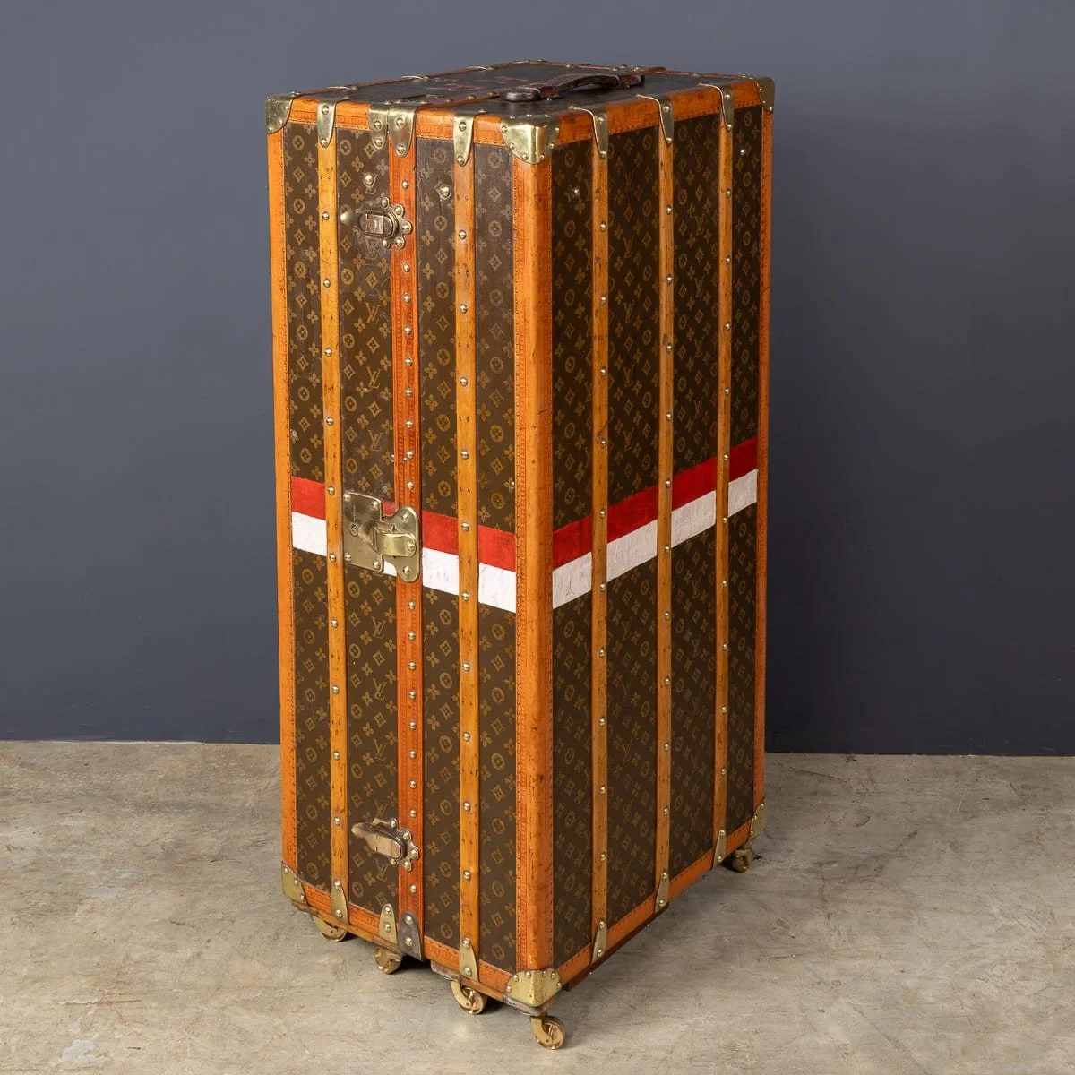 PUSHKINS.COM - D11876 - ANTIQUE 20thC LOUIS VUITTON TRUNK IN MONOGRAM CANVAS WITH BUILT IN BAR & HUMIDOR - 06.jpg