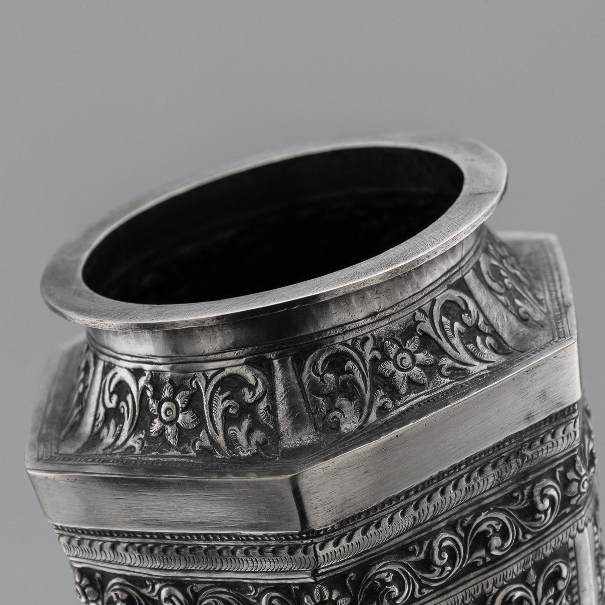 PUSHKINS.COM - DO11786 - ANTIQUE 20thC BURMESE REPOUSSÉ SOLID SILVER "VESSANTARA JATAKA" VASE c.1915 - 09.jpg