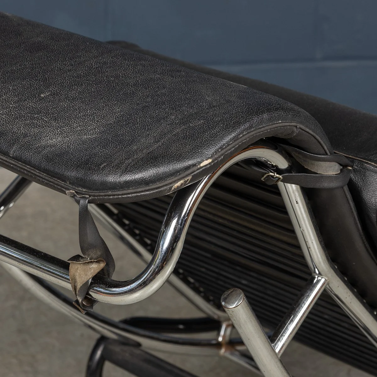 PUSHKINS.COM - B11416 - 20thC ITALIAN BLACK LEATHER CHAISE LOUNGE AFTER LE CORBUSIER c.1980 - 36.jpg