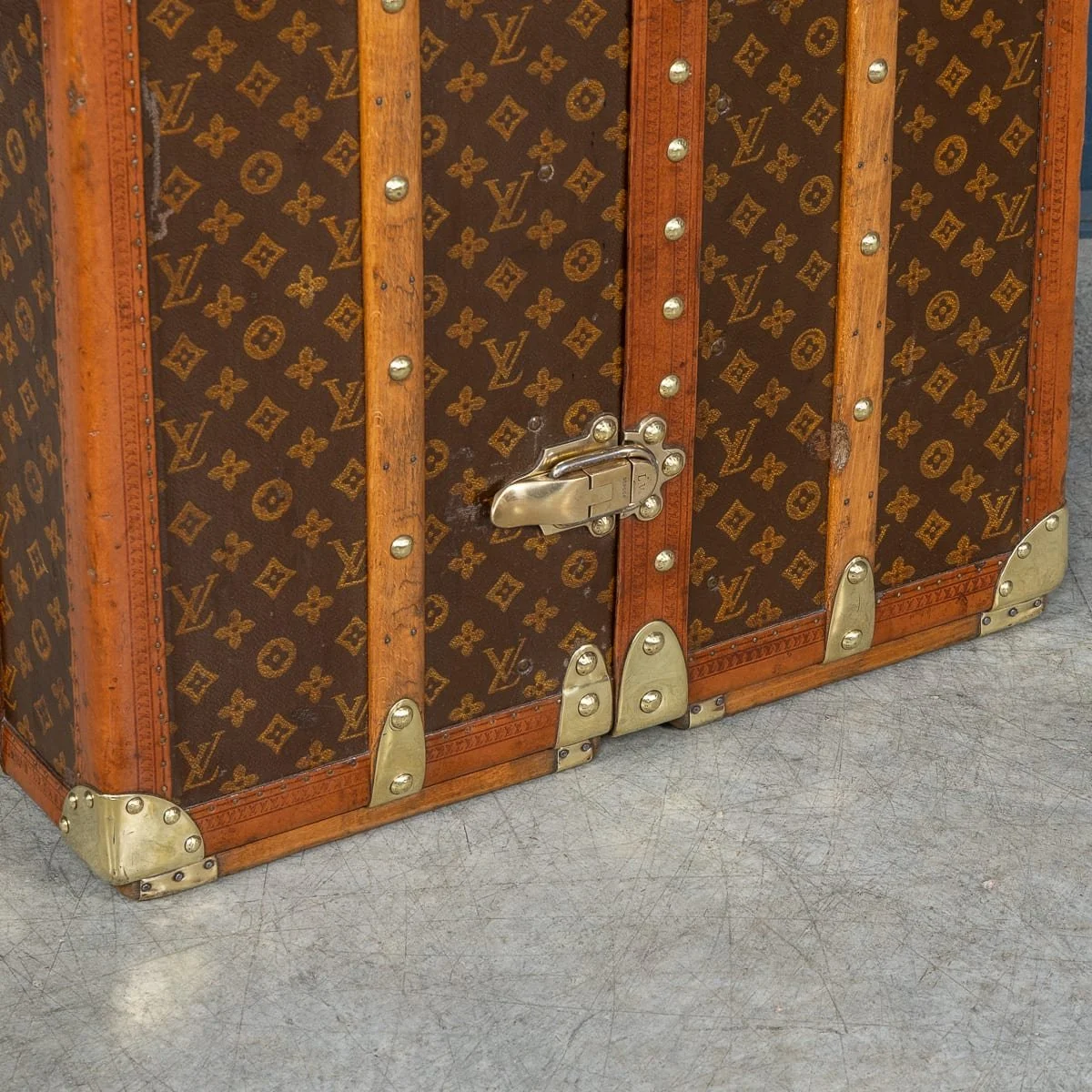 PUSHKINS.COM - B12014 - 20thC LOUIS VUITTON WARDROBE TRUNK IN MONOGRAM CANVAS, FRANCE c.1930 - 27.jpg