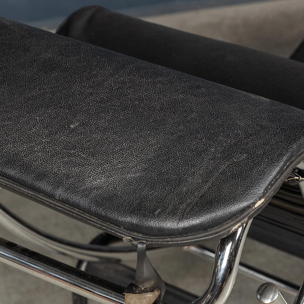 PUSHKINS.COM - B11416 - 20thC ITALIAN BLACK LEATHER CHAISE LOUNGE AFTER LE CORBUSIER c.1980 - 37.jpg
