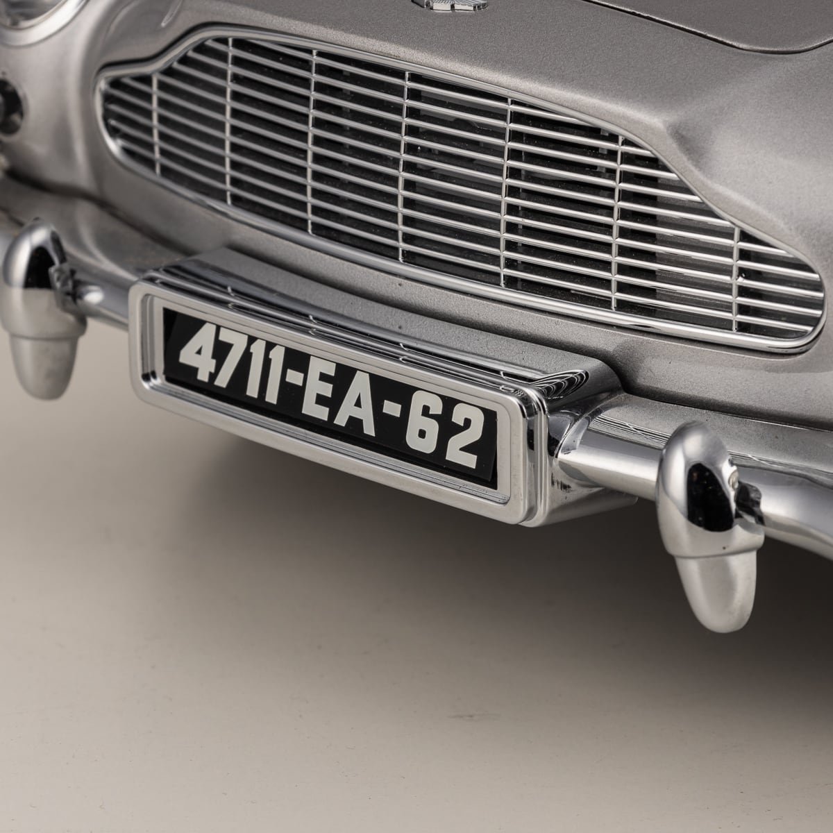 PUSHKIN'S - ASTON MARTIN DB5 1:8 SCALE MODEL %22JAMES BOND GOLDFINGER%22 BY EAGLEMOSS - 25.jpg