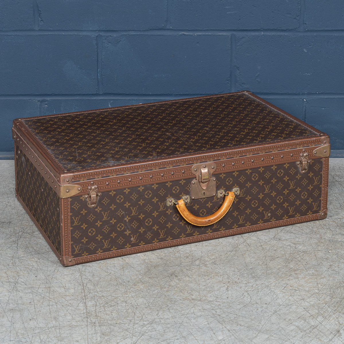 PUSHKINS.COM - B11399 - 20thC LOUIS VUITTON SUITCASE IN MONOGRAM CANVAS, FRANCE - 03.jpg
