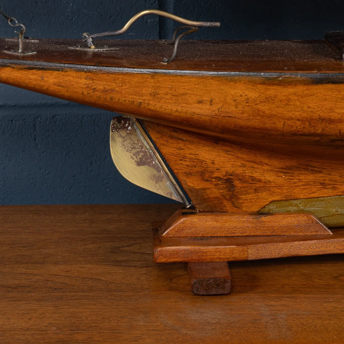 PUSHKINS.COM - B11425 - VINTAGE 20thC ENGLISH GAFF RIGGED %22J CLASS%22 POND YACHT c.1930 - 35.jpg