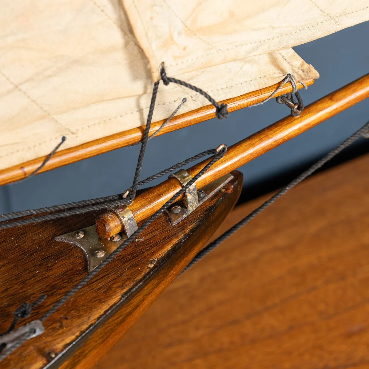 PUSHKINS.COM - B11425 - VINTAGE 20thC ENGLISH GAFF RIGGED %22J CLASS%22 POND YACHT c.1930 - 53.jpg