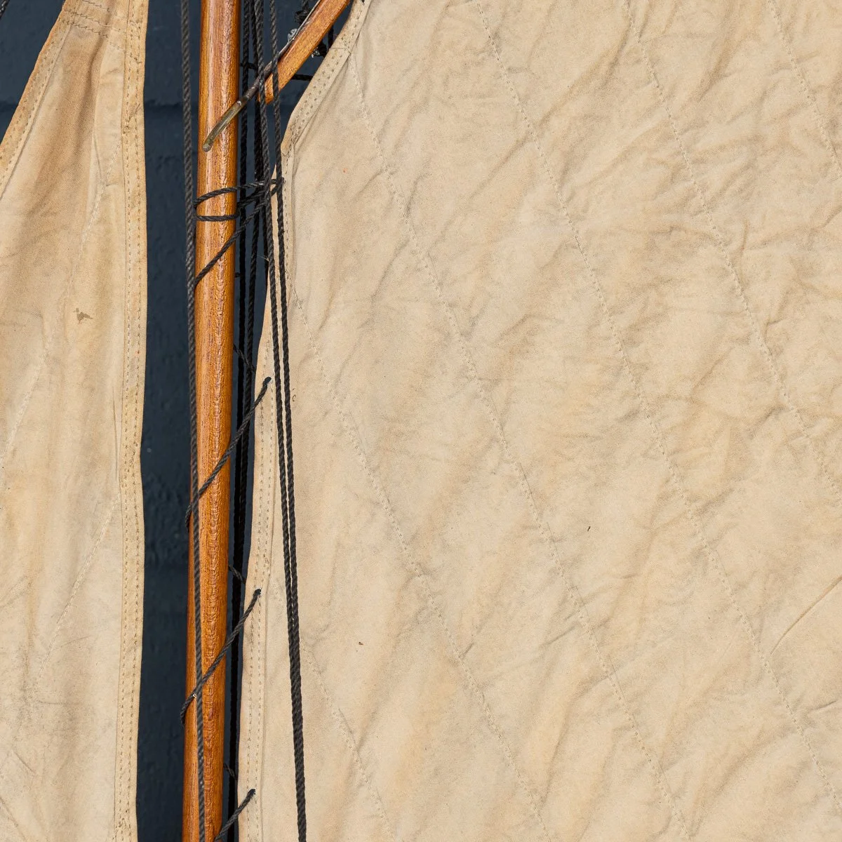 PUSHKINS.COM - B11425 - VINTAGE 20thC ENGLISH GAFF RIGGED %22J CLASS%22 POND YACHT c.1930 - 26.jpg