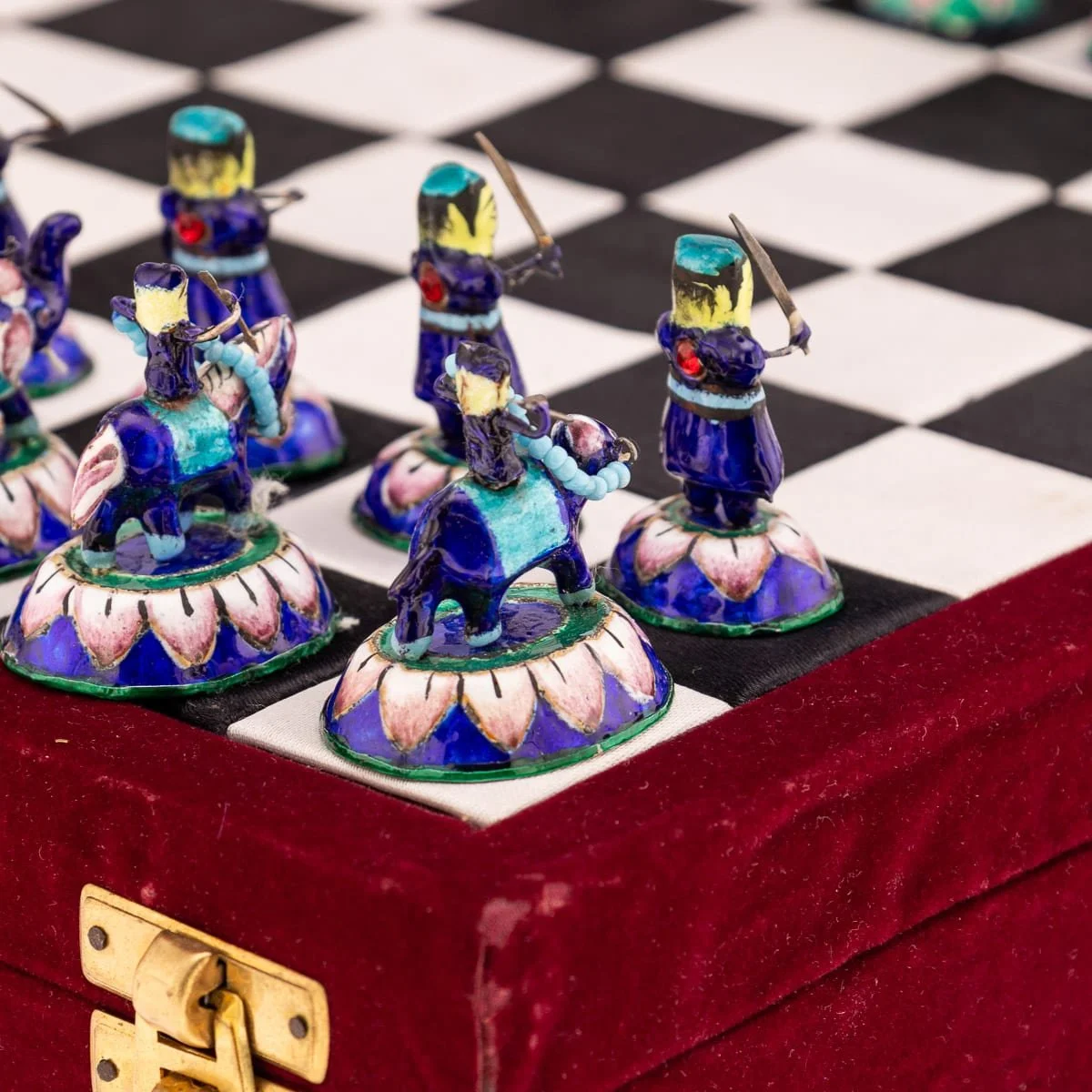 PUSHKINS.COM - A00103 - 20thC INDIAN SILVER & ENAMEL CHESS SET WITH SILK & VELVET BOARD, JAIPUR c.1950 - 17.jpg