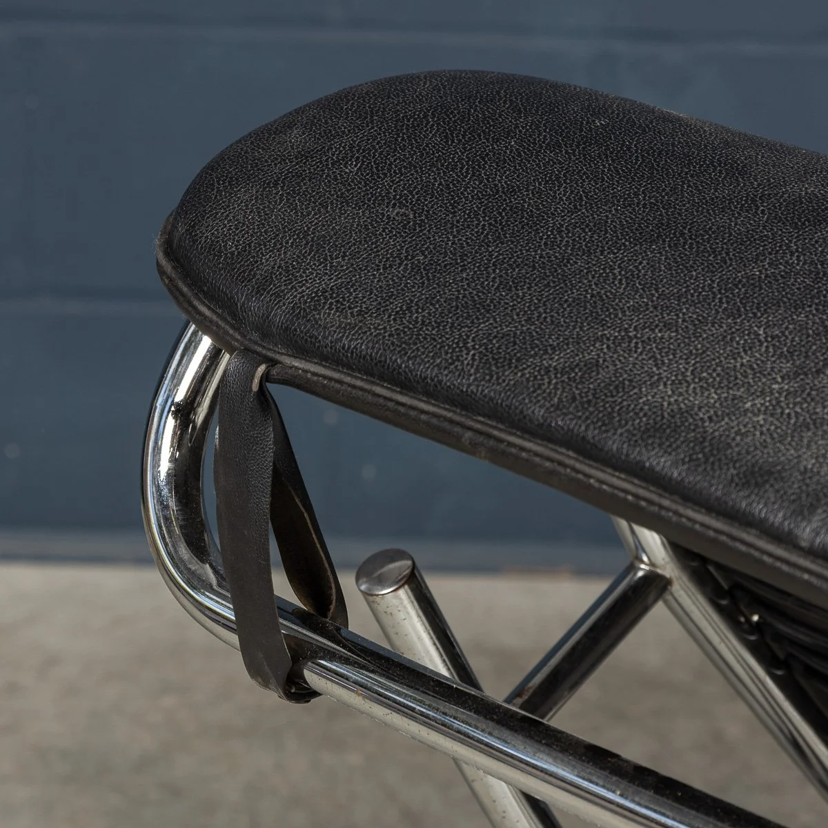 PUSHKINS.COM - B11416 - 20thC ITALIAN BLACK LEATHER CHAISE LOUNGE AFTER LE CORBUSIER c.1980 - 39.jpg