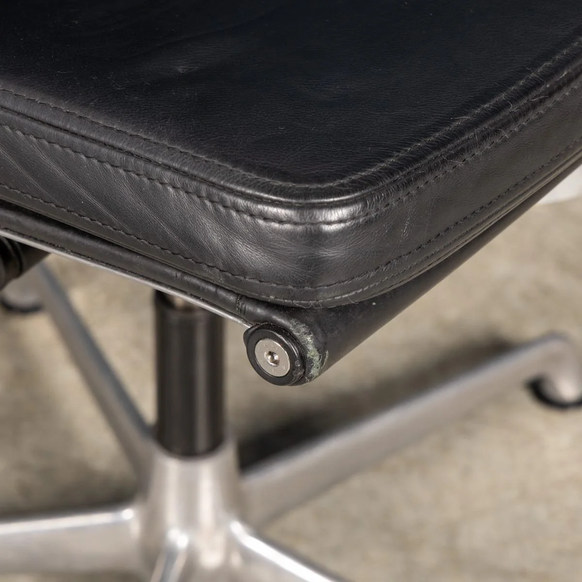 PUSHKINS.COM - B12278d - VINTAGE 20thC EA217 CHAIR IN BLACK LEATHER BY CHARLES & RAY EAMES FOR ICF - 13.jpg