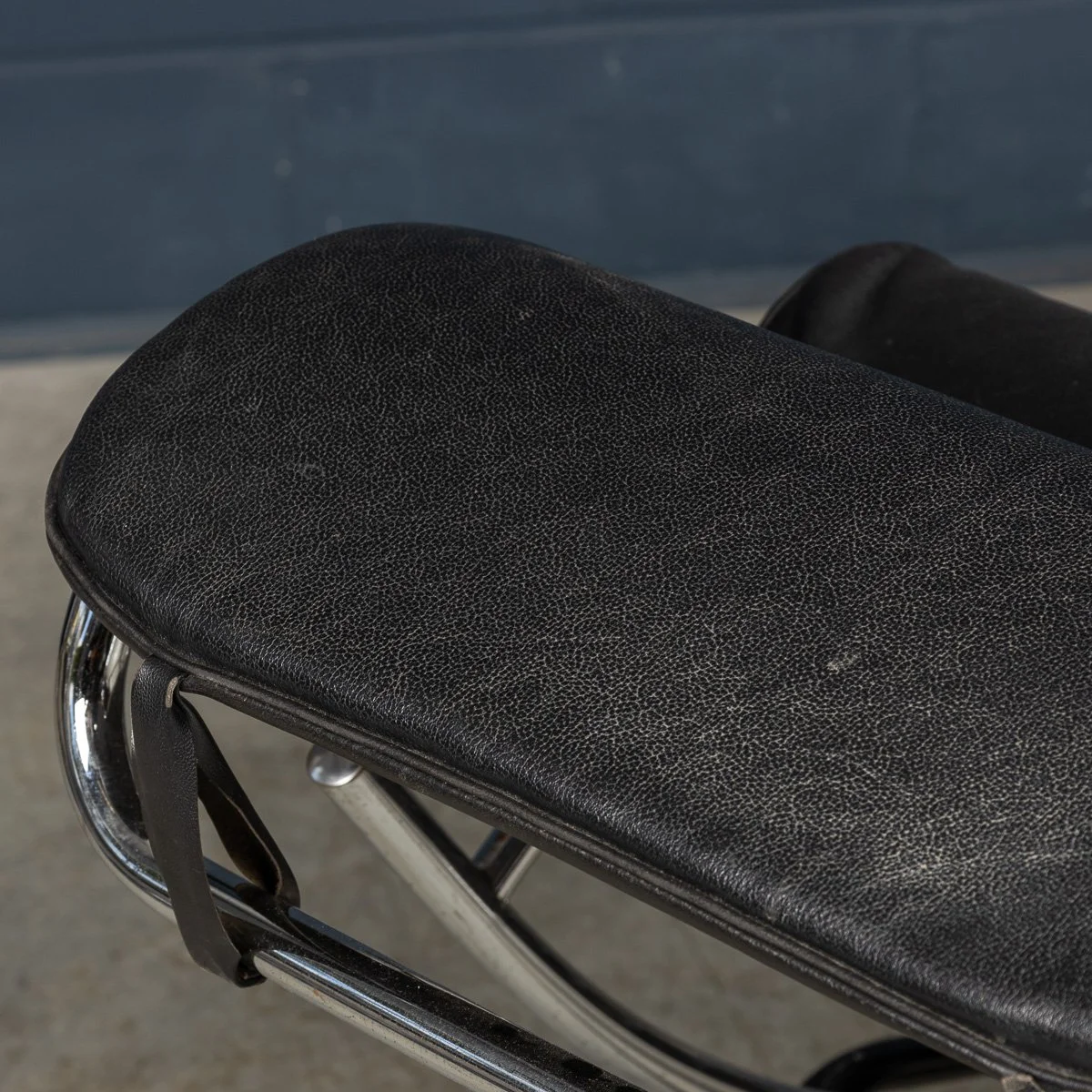 PUSHKINS.COM - B11416 - 20thC ITALIAN BLACK LEATHER CHAISE LOUNGE AFTER LE CORBUSIER c.1980 - 38.jpg
