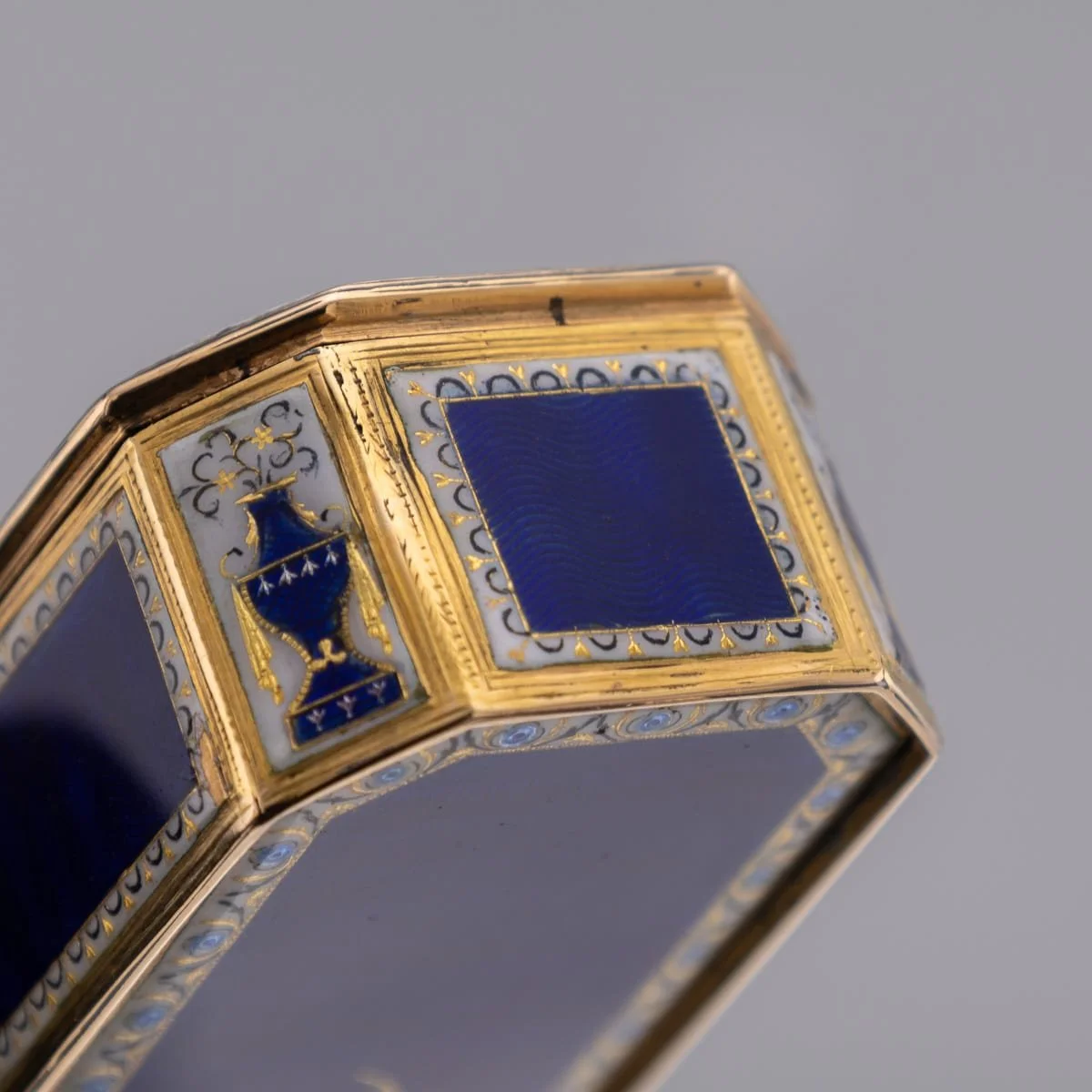 PUSHKINS.COM - A00129 - ANTIQUE 19thC GERMAN 18K GOLD & ENAMEL SNUFF BOX, HANAU c.1820 - 25.jpg