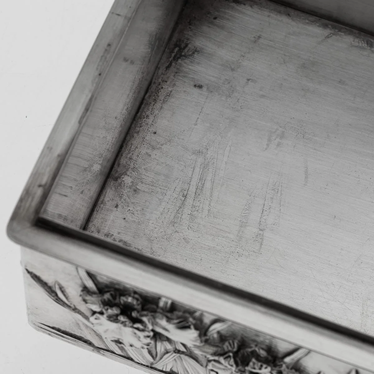 PUSHKINS.COM - A00102 - ANTIQUE 20thC JAPANESE MEIJI SOLID SILVER IRIS FLOWER CIGAR BOX, ZUAN c.1900 - 15.jpg
