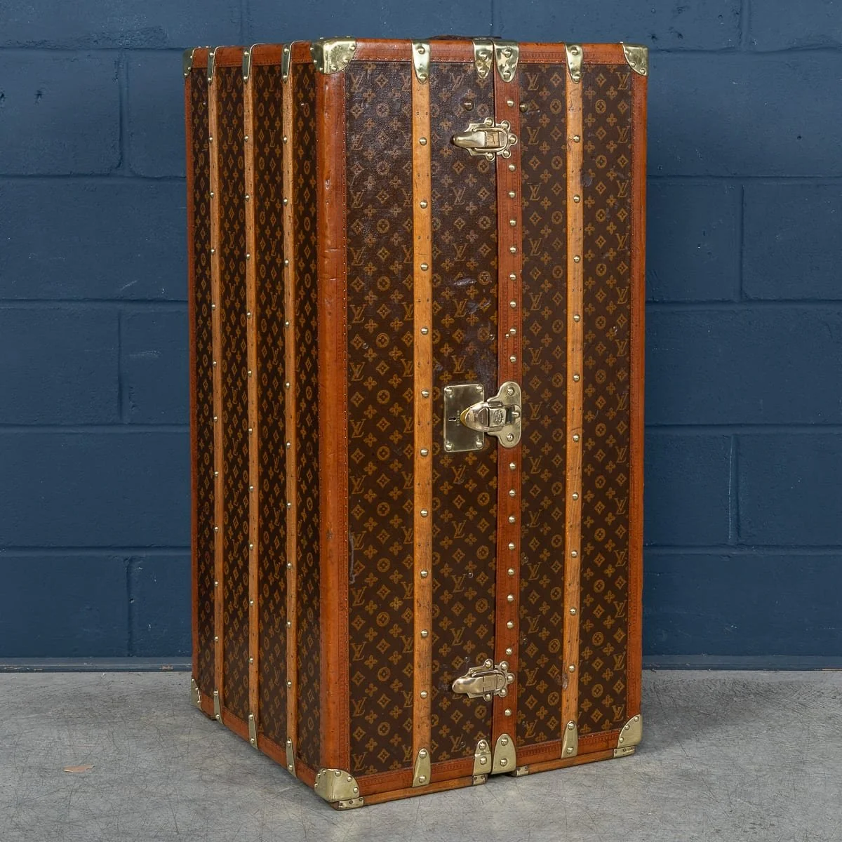 PUSHKINS.COM - B12014 - 20thC LOUIS VUITTON WARDROBE TRUNK IN MONOGRAM CANVAS, FRANCE c.1930 - 04.jpg