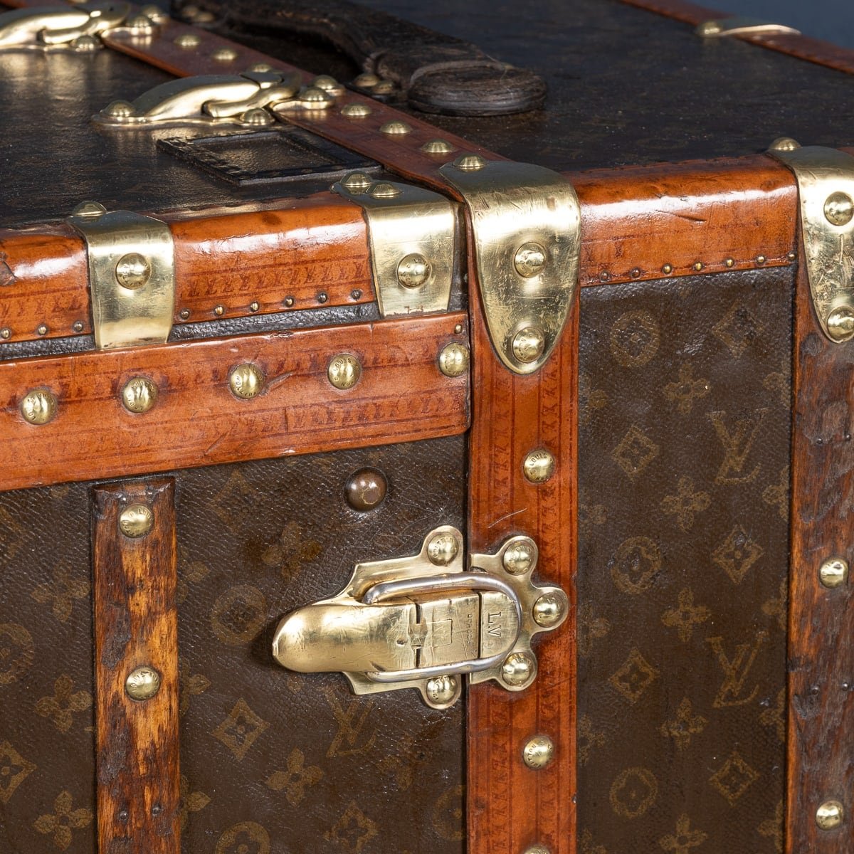 PUSHKINS.COM - B11231h - 20thC LOUIS VUITTON WARDROBE TRUNK IN MONOGRAM CANVAS, FRANCE - 26.jpg