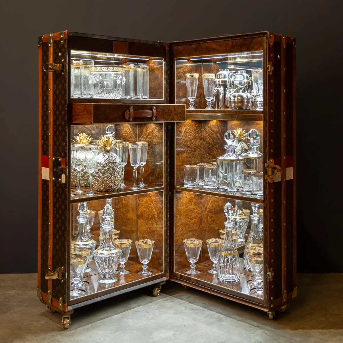 PUSHKINS.COM - D11876 - ANTIQUE 20thC LOUIS VUITTON TRUNK IN MONOGRAM CANVAS WITH BUILT IN BAR & HUMIDOR - 04.jpg