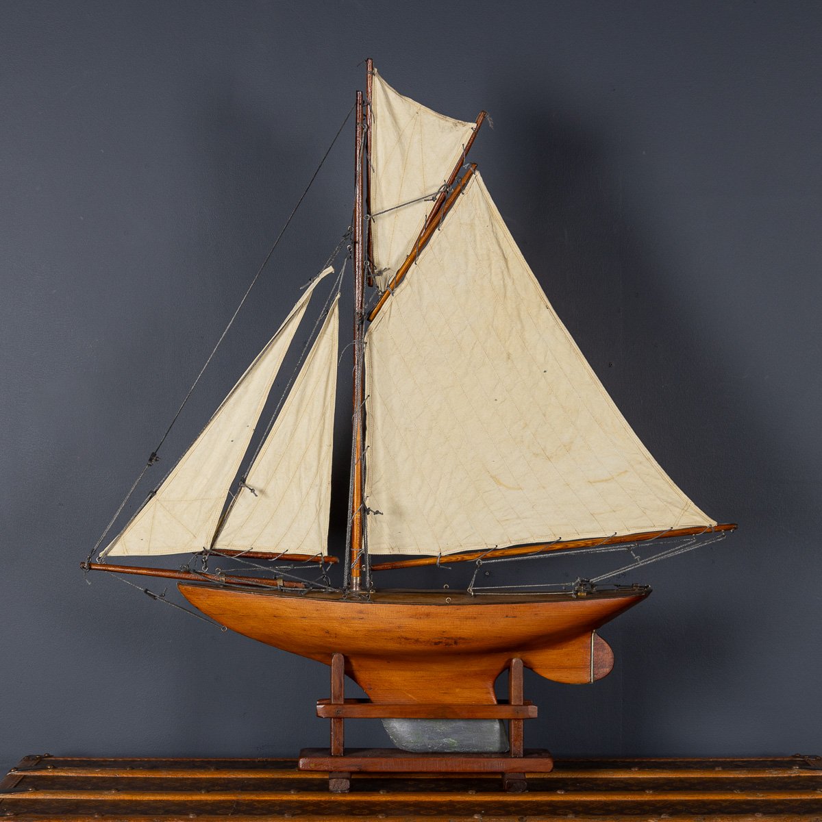 PUSHKINS.COM - D11103 - VINTAGE 20thC LARGE ENGLISH GAFF CUTTER POND YACHT c.1940 - 03.jpg