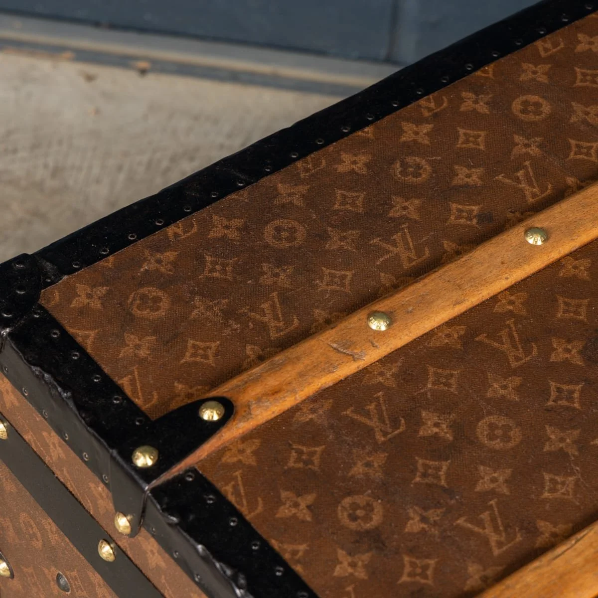 PUSHKINS.COM - B12253w - ANTIQUE 20thC LOUIS VUITTON STEAMER TRUNK IN MONOGRAM CANVAS, FRANCE c.1920 - 39.jpg