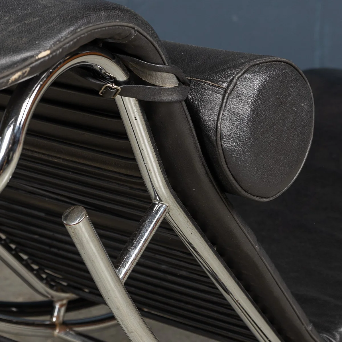 PUSHKINS.COM - B11416 - 20thC ITALIAN BLACK LEATHER CHAISE LOUNGE AFTER LE CORBUSIER c.1980 - 44.jpg