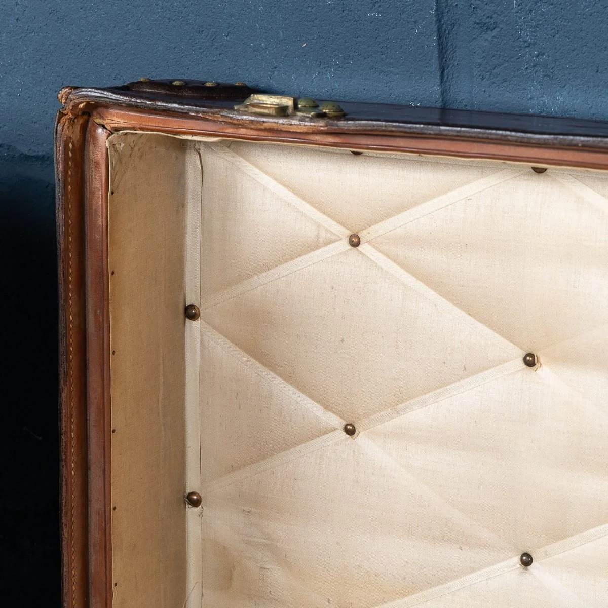 PUSHKINS.COM - B12015i - ANTIQUE 20thC LOUIS VUITTON COURIER TRUNK IN NATURAL COW HIDE, FRANCE c.1900 - 21.jpg