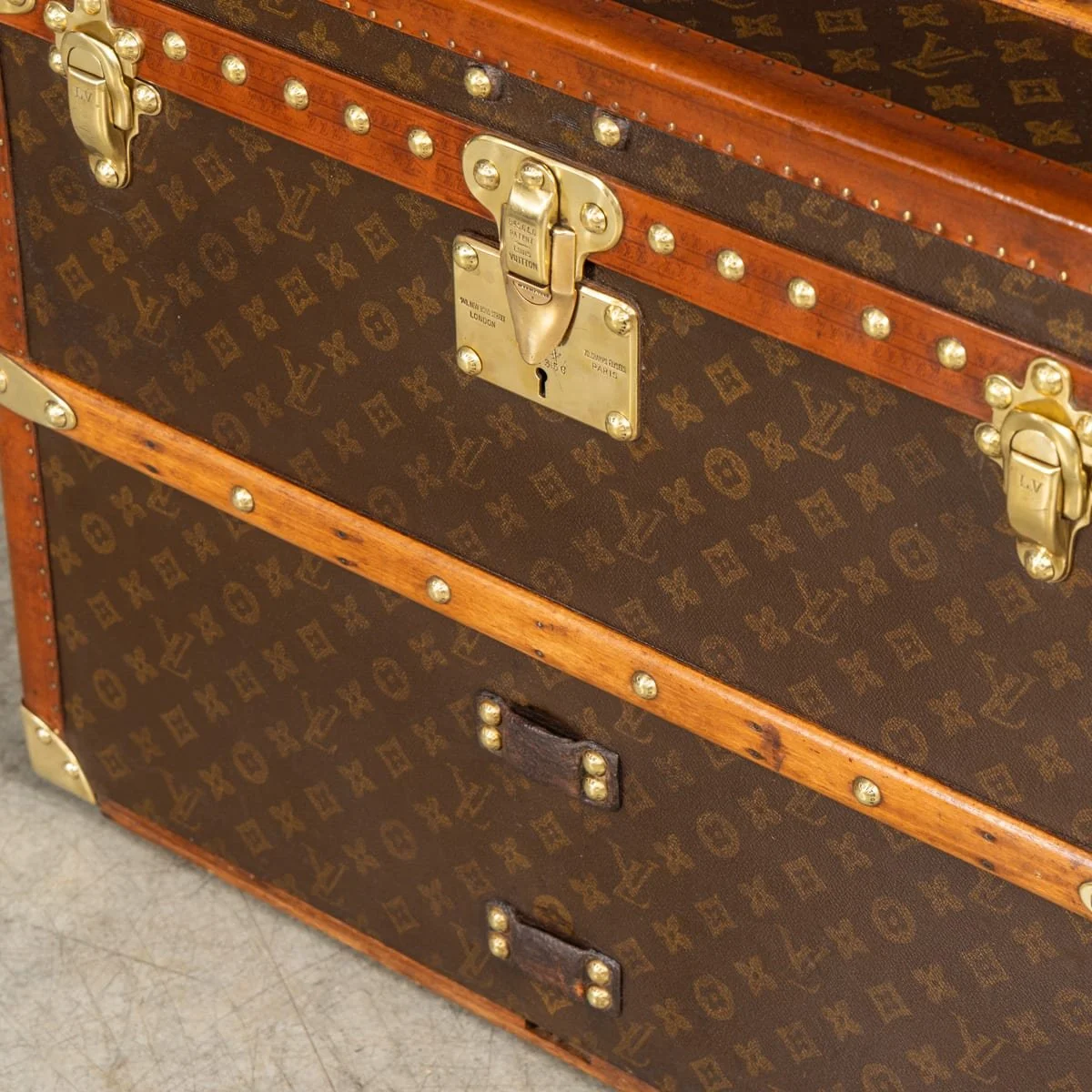 PUSHKINS.COM - B12252w - ANTIQUE 20thC LOUIS VUITTON SHOE TRUNK IN MONOGRAM CANVAS, FRANCE c.1920 - 36.jpg