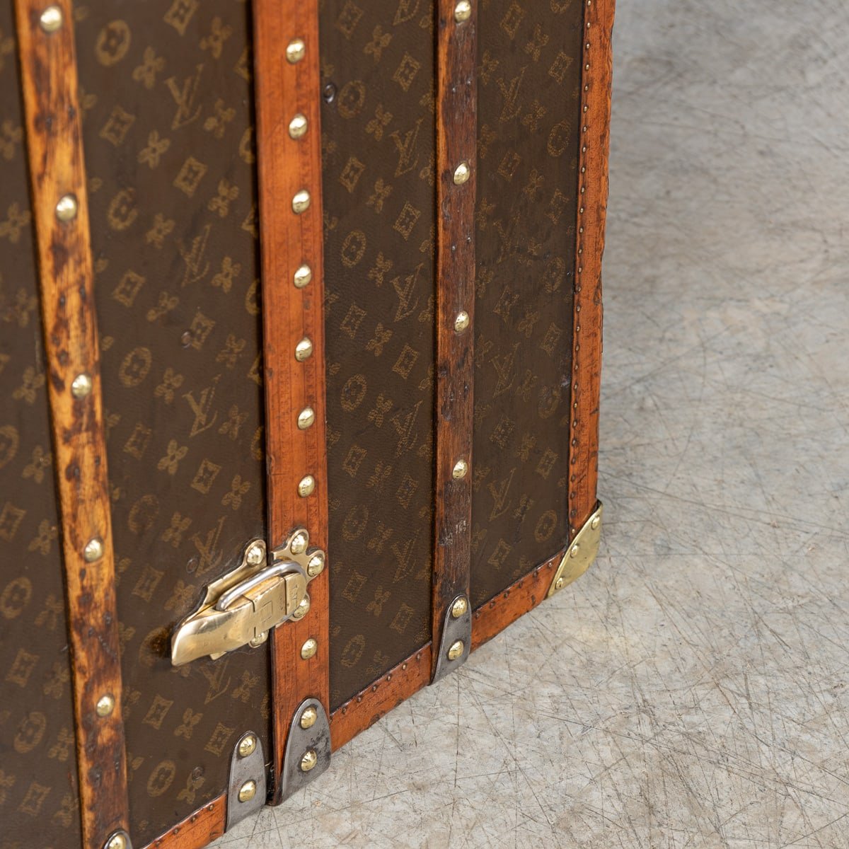 PUSHKINS.COM - B11231h - 20thC LOUIS VUITTON WARDROBE TRUNK IN MONOGRAM CANVAS, FRANCE - 38.jpg