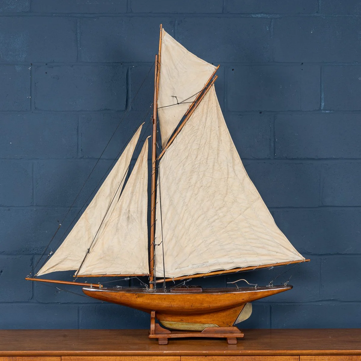 PUSHKINS.COM - B11425 - VINTAGE 20thC ENGLISH GAFF RIGGED %22J CLASS%22 POND YACHT c.1930 - 03.jpg