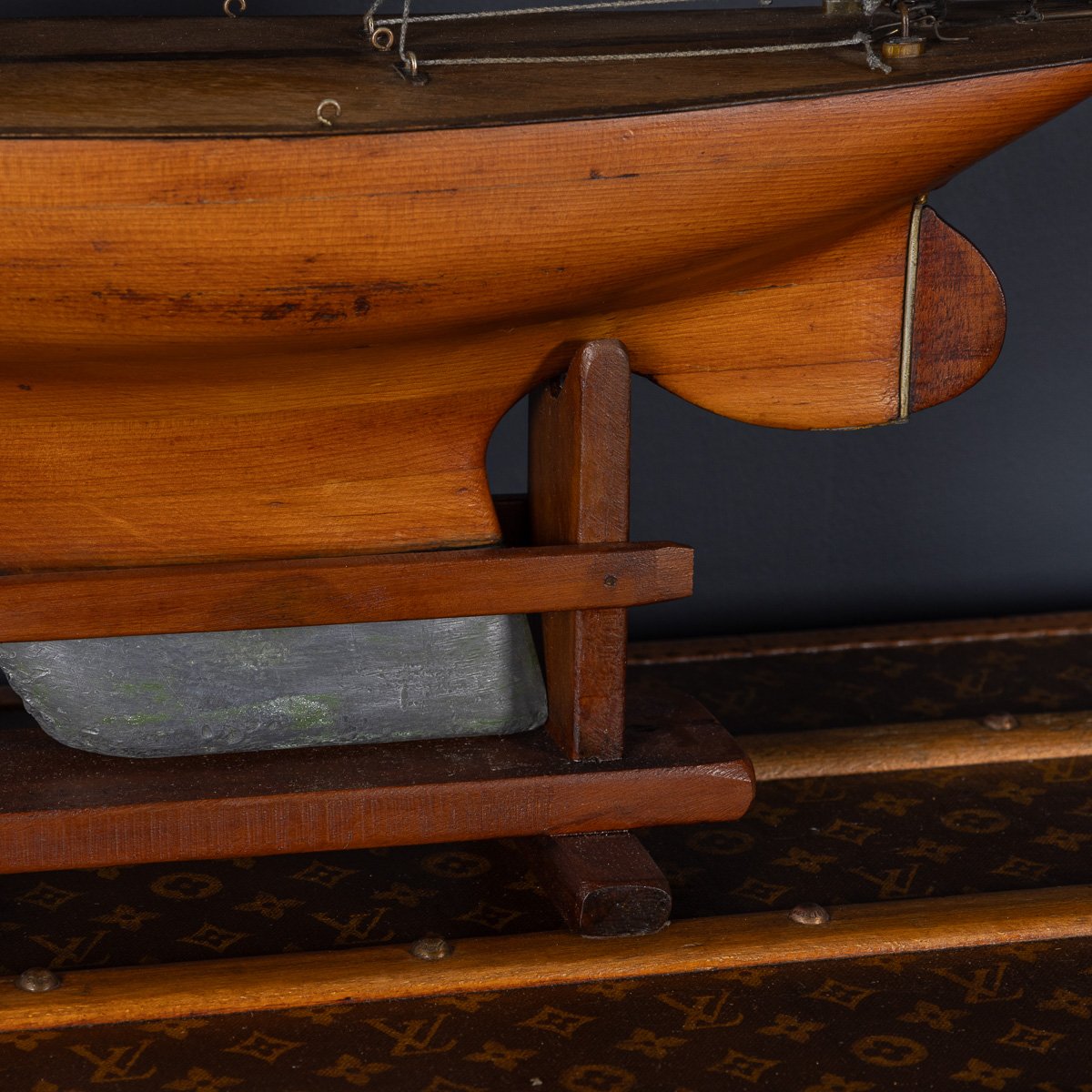 PUSHKINS.COM - D11103 - VINTAGE 20thC LARGE ENGLISH GAFF CUTTER POND YACHT c.1940 - 17.jpg