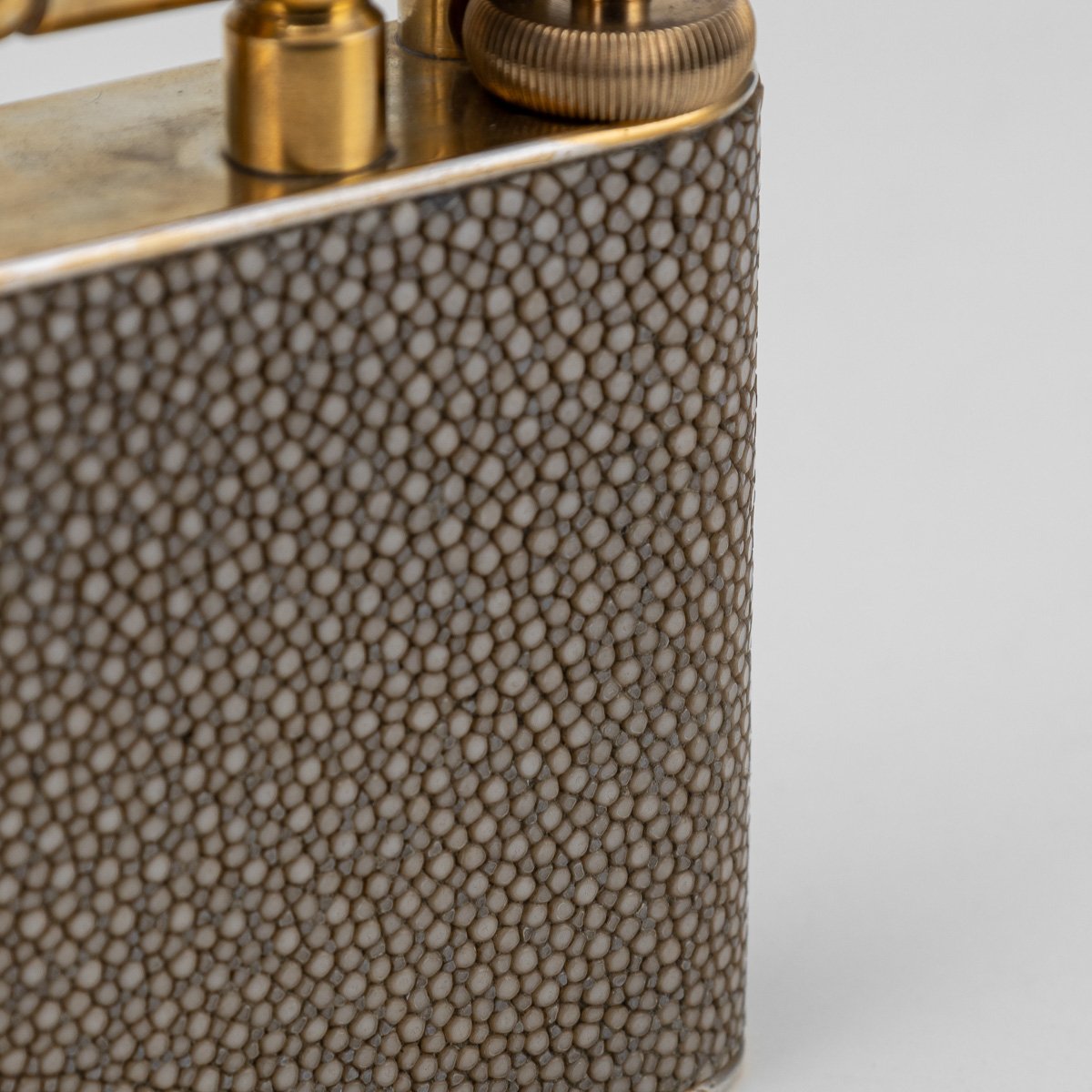 PUSHKINS.COM - D11365 - 20thC SHAGREEN & GOLD ENGINE TURNED PANELLED DUNHILL TABLE LIGHTER c.1950 - 18.jpg