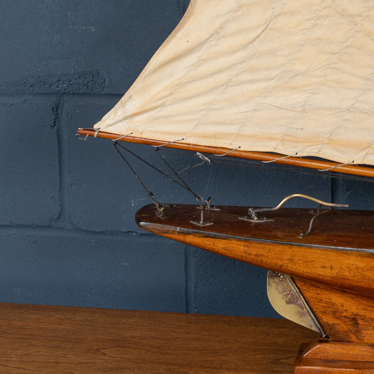 PUSHKINS.COM - B11425 - VINTAGE 20thC ENGLISH GAFF RIGGED %22J CLASS%22 POND YACHT c.1930 - 34.jpg
