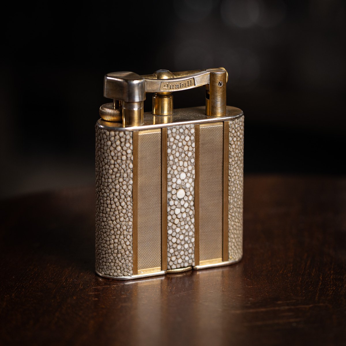 PUSHKINS.COM - D11365 - 20thC SHAGREEN & GOLD ENGINE TURNED PANELLED DUNHILL TABLE LIGHTER c.1950 - 03.jpg
