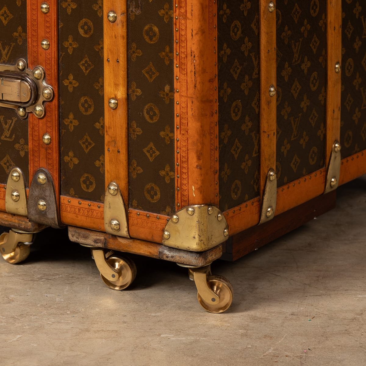 PUSHKINS.COM - D11876 - ANTIQUE 20thC LOUIS VUITTON TRUNK IN MONOGRAM CANVAS WITH BUILT IN BAR & HUMIDOR - 72.jpg