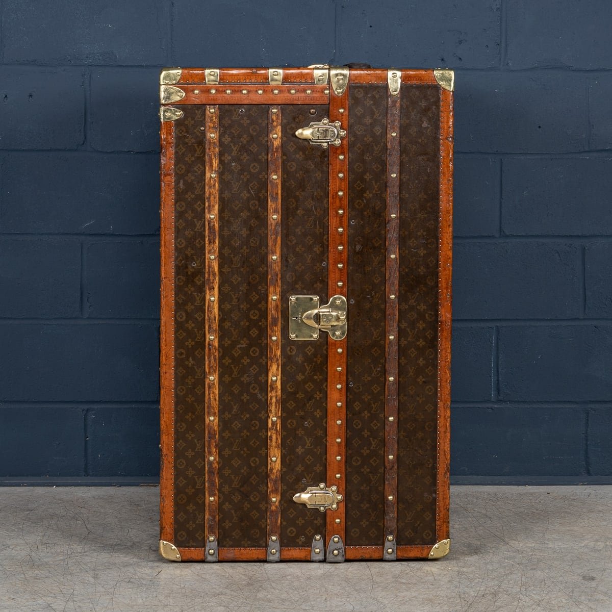 PUSHKINS.COM - B11231h - 20thC LOUIS VUITTON WARDROBE TRUNK IN MONOGRAM CANVAS, FRANCE - 04.jpg