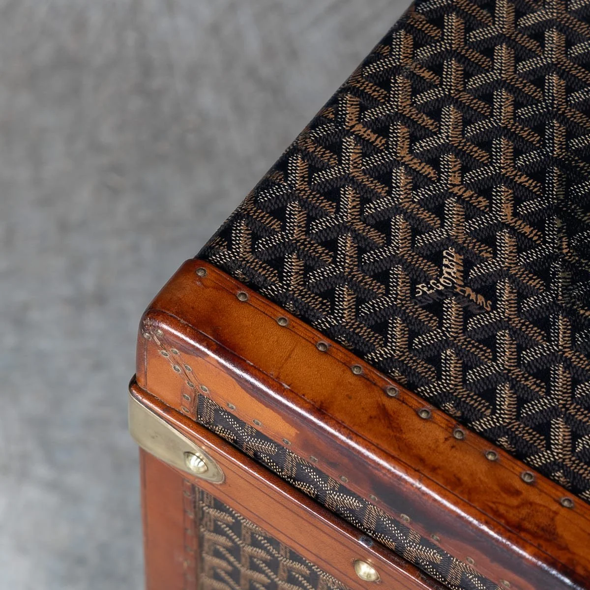 PUSHKINS.COM - B12018d - ANTIQUE 20thC FRENCH HAT TRUNK IN CHEVRON CANVAS BY GOYARD, PARIS c.1900 - 32.jpg