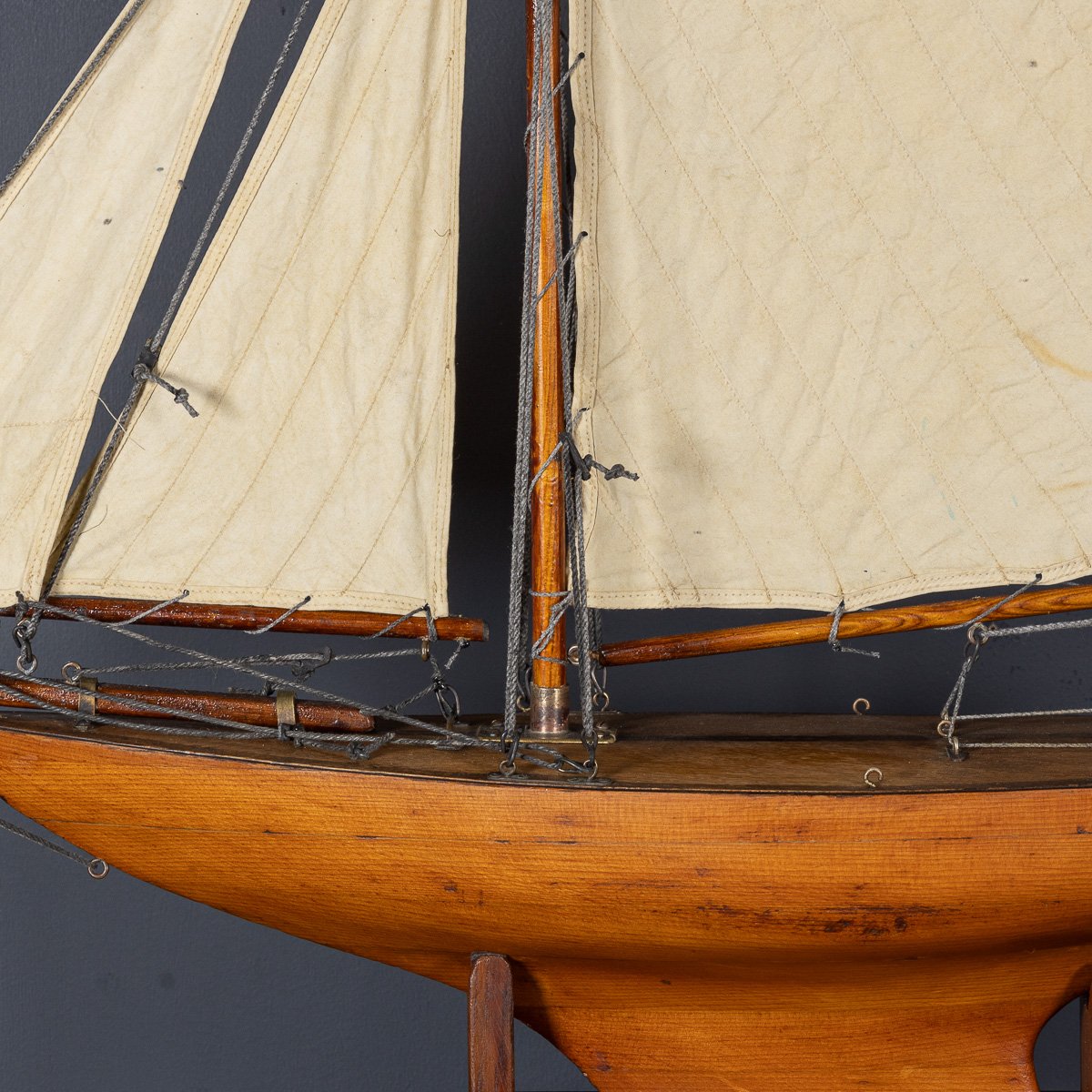 PUSHKINS.COM - D11103 - VINTAGE 20thC LARGE ENGLISH GAFF CUTTER POND YACHT c.1940 - 10.jpg