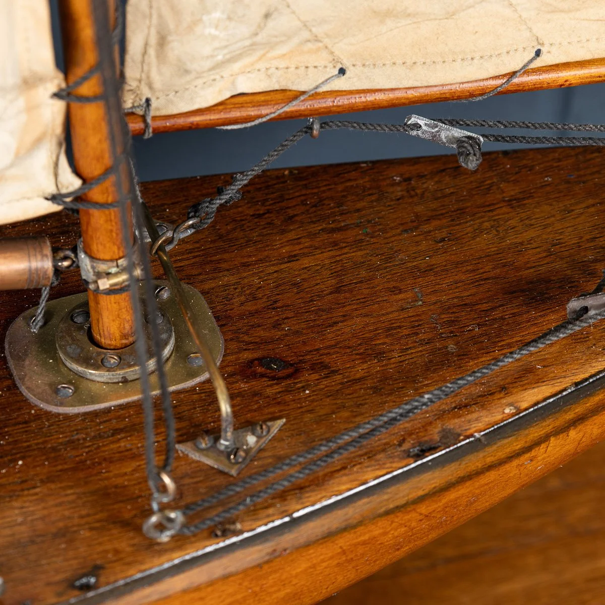 PUSHKINS.COM - B11425 - VINTAGE 20thC ENGLISH GAFF RIGGED %22J CLASS%22 POND YACHT c.1930 - 51.jpg