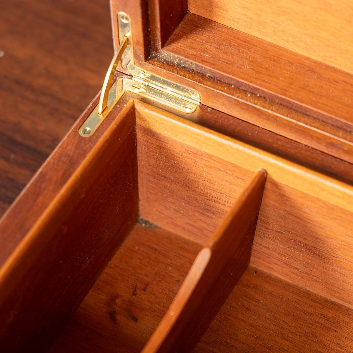 PUSHKINS.COM - B12031 - VINTAGE 20thC BURR WALNUT CIGAR HUMIDOR BY DUNHILL, ENGLAND - 31.jpg