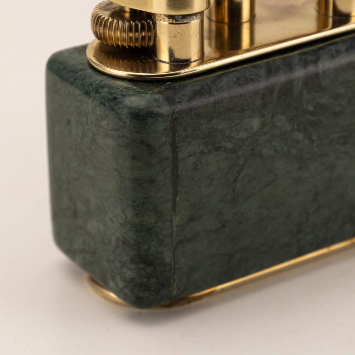 PUSHKINS.COM - Z12456 - VINTAGE 20thC GREEN SERPENTINE & GOLD PLATED DUNHILL TABLE LIGHTER c.1950 - 18.jpg