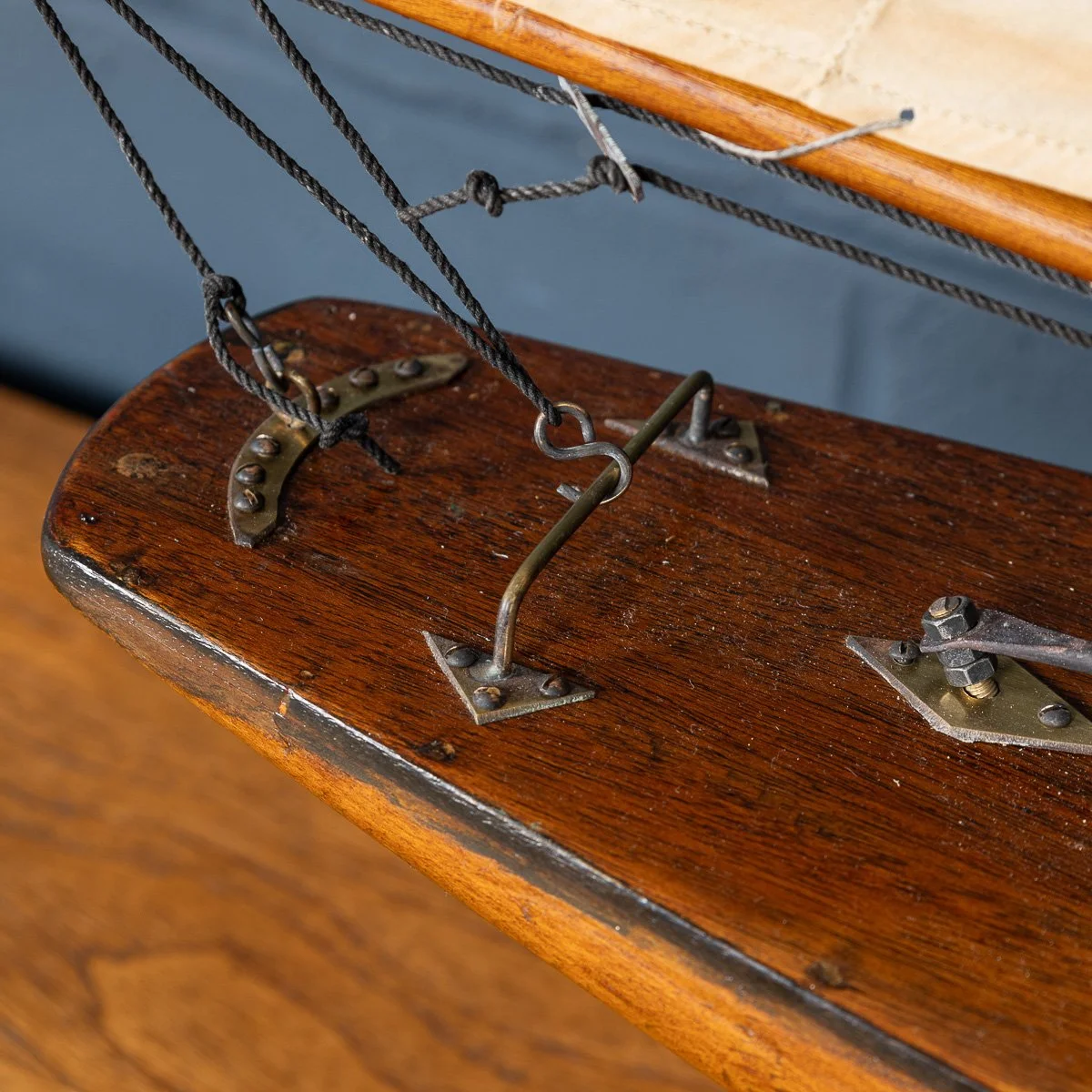 PUSHKINS.COM - B11425 - VINTAGE 20thC ENGLISH GAFF RIGGED %22J CLASS%22 POND YACHT c.1930 - 44.jpg