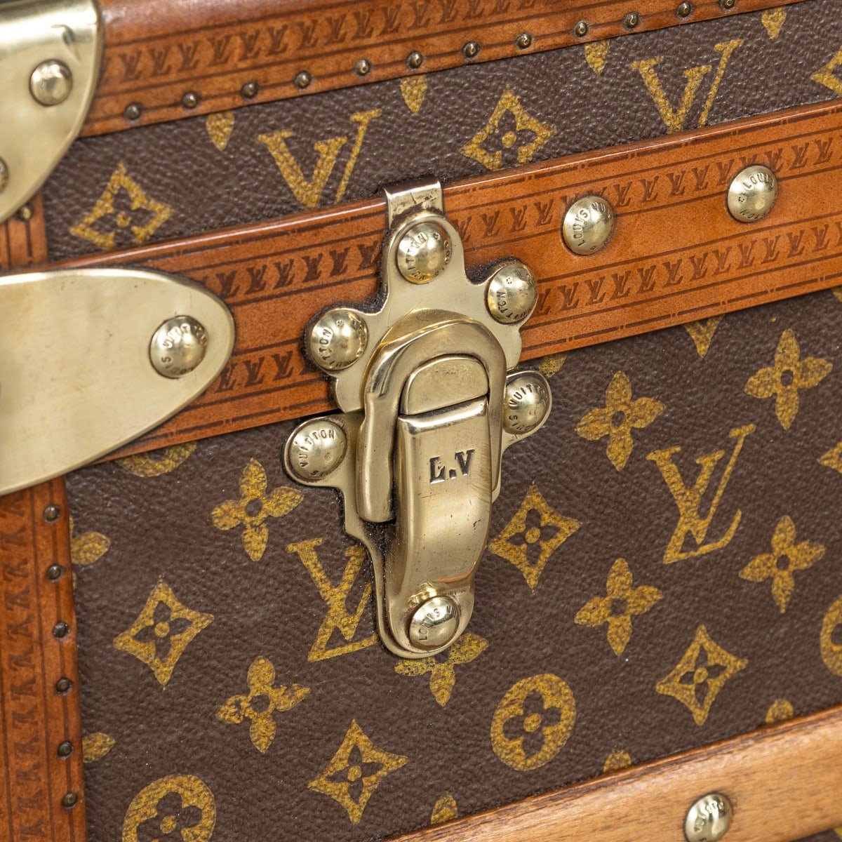 PUSHKINS.COM - B11233d - 20thC LOUIS VUITTON CABIN TRUNK IN MONOGRAM CANVAS, FRANCE c.1930 - 25.jpg