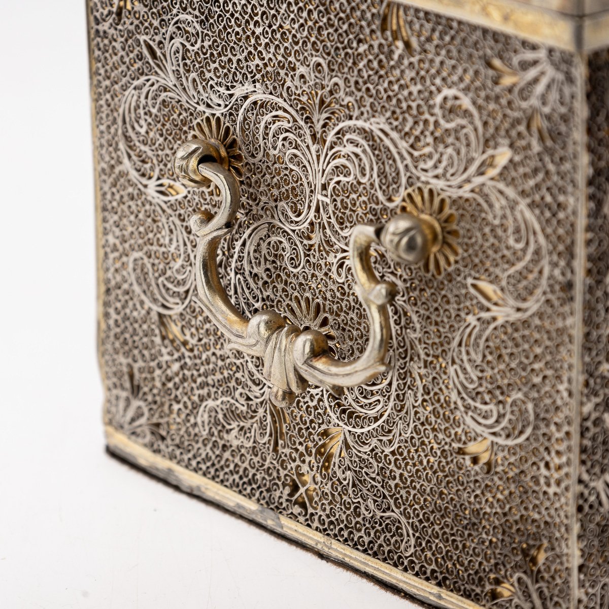 PUSHKINS.COM - J11070 - ANTIQUE 17thC INDO-PORTUGUESE SOLID SILVER FILIGREE TEA CHEST, GOA c.1680 - 24.jpg