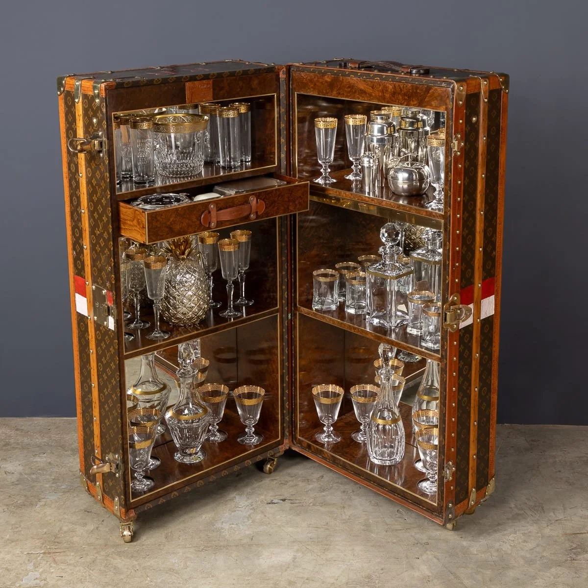 PUSHKINS.COM - D11876 - ANTIQUE 20thC LOUIS VUITTON TRUNK IN MONOGRAM CANVAS WITH BUILT IN BAR & HUMIDOR - 05.jpg