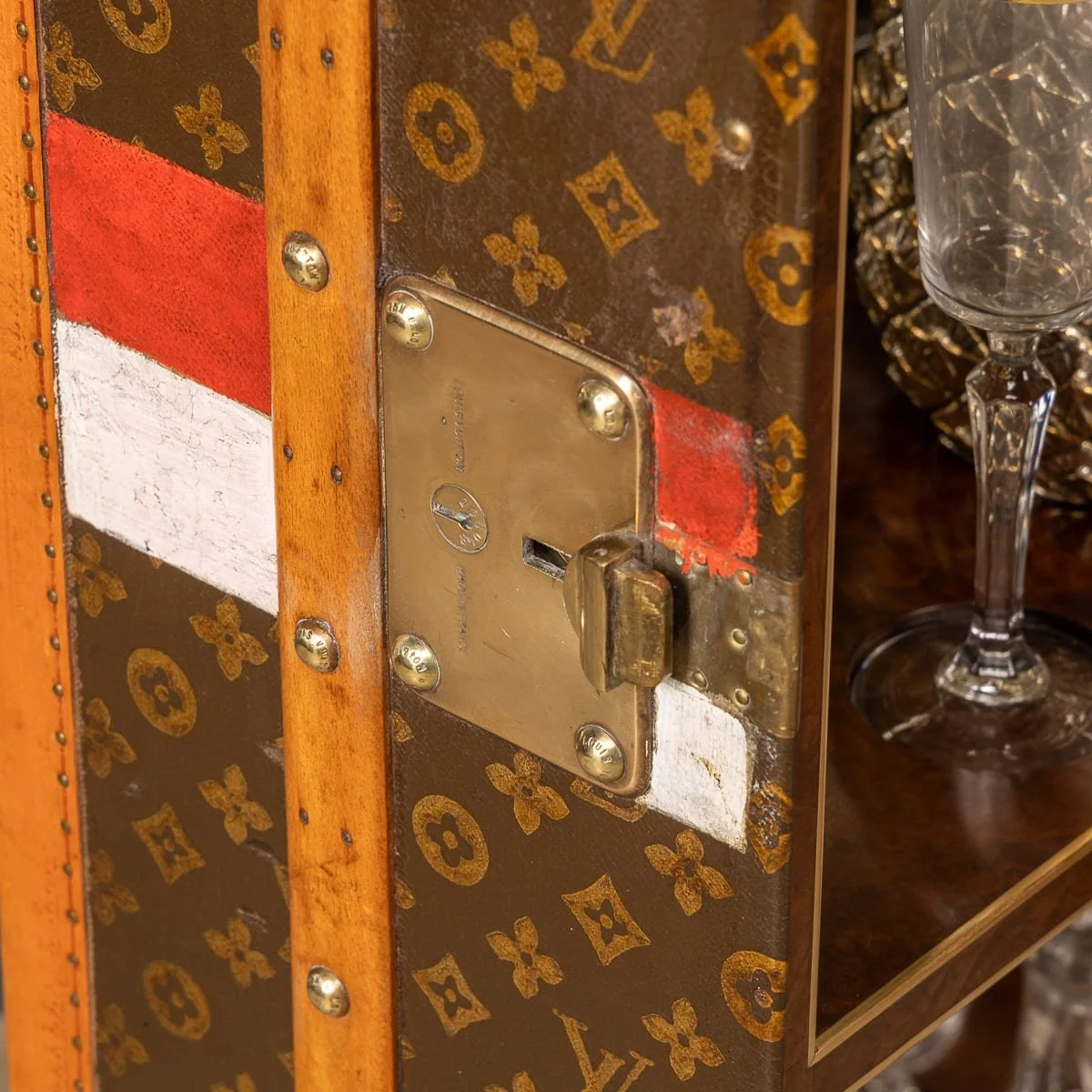 PUSHKINS.COM - D11876 - ANTIQUE 20thC LOUIS VUITTON TRUNK IN MONOGRAM CANVAS WITH BUILT IN BAR & HUMIDOR - 57.jpg
