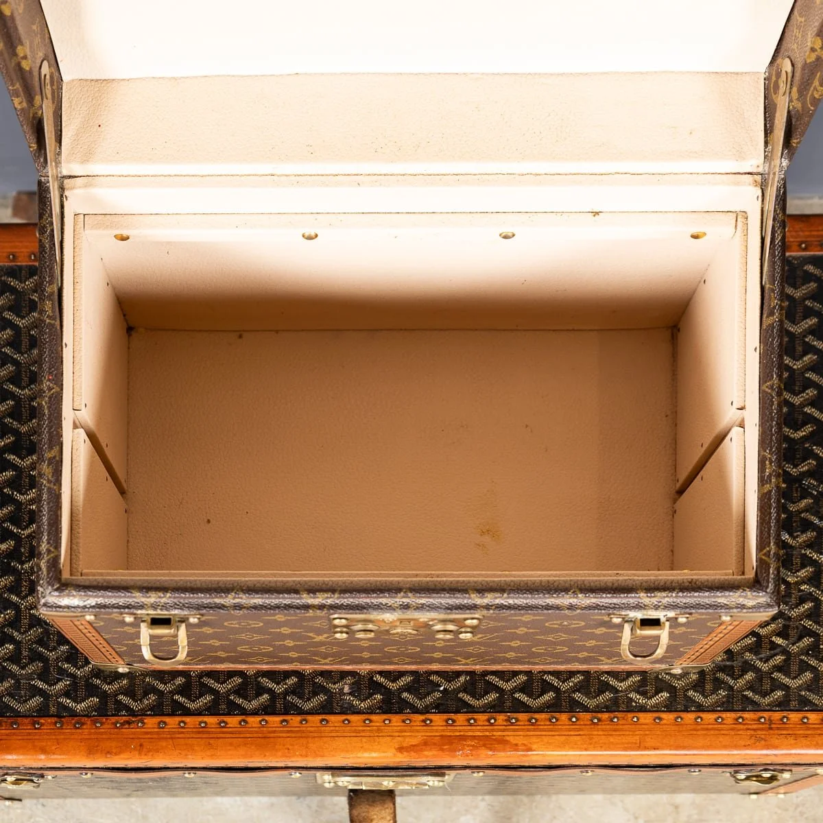 PUSHKIN'S - MID 20thC LOUIS VUITTON VANITY CASE IN MONOGRAM CANVAS, MADE IN FRANCE c.1960 - 10.jpg