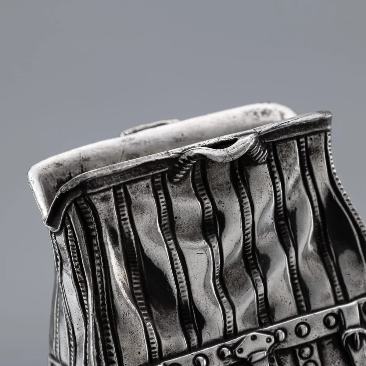 PUSHKINS.COM - J11896 - 20thC ENGLISH SOLID SILVER 'DOCTORS CASE' MATCH STRIKER VESTA, BIRMINGHAM c.1930 - 10.jpg