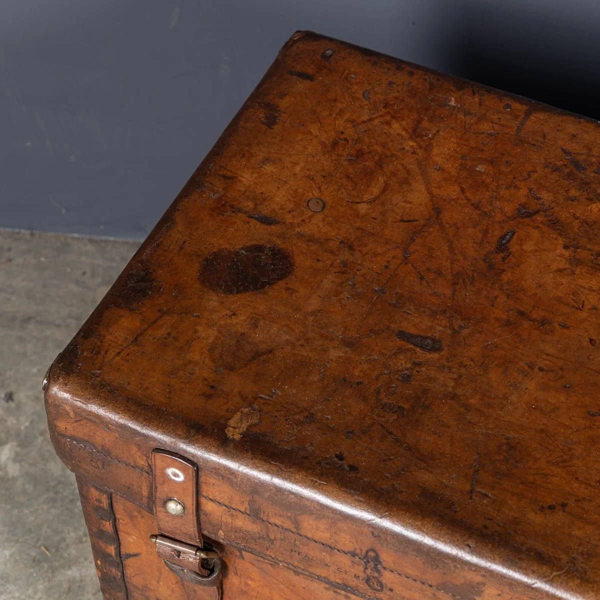 PUSHKIN'S - ANTIQUE 19thC VICTORIAN LEATHER TRUNK WITH BRASS CREST c.1890 - 19.jpg