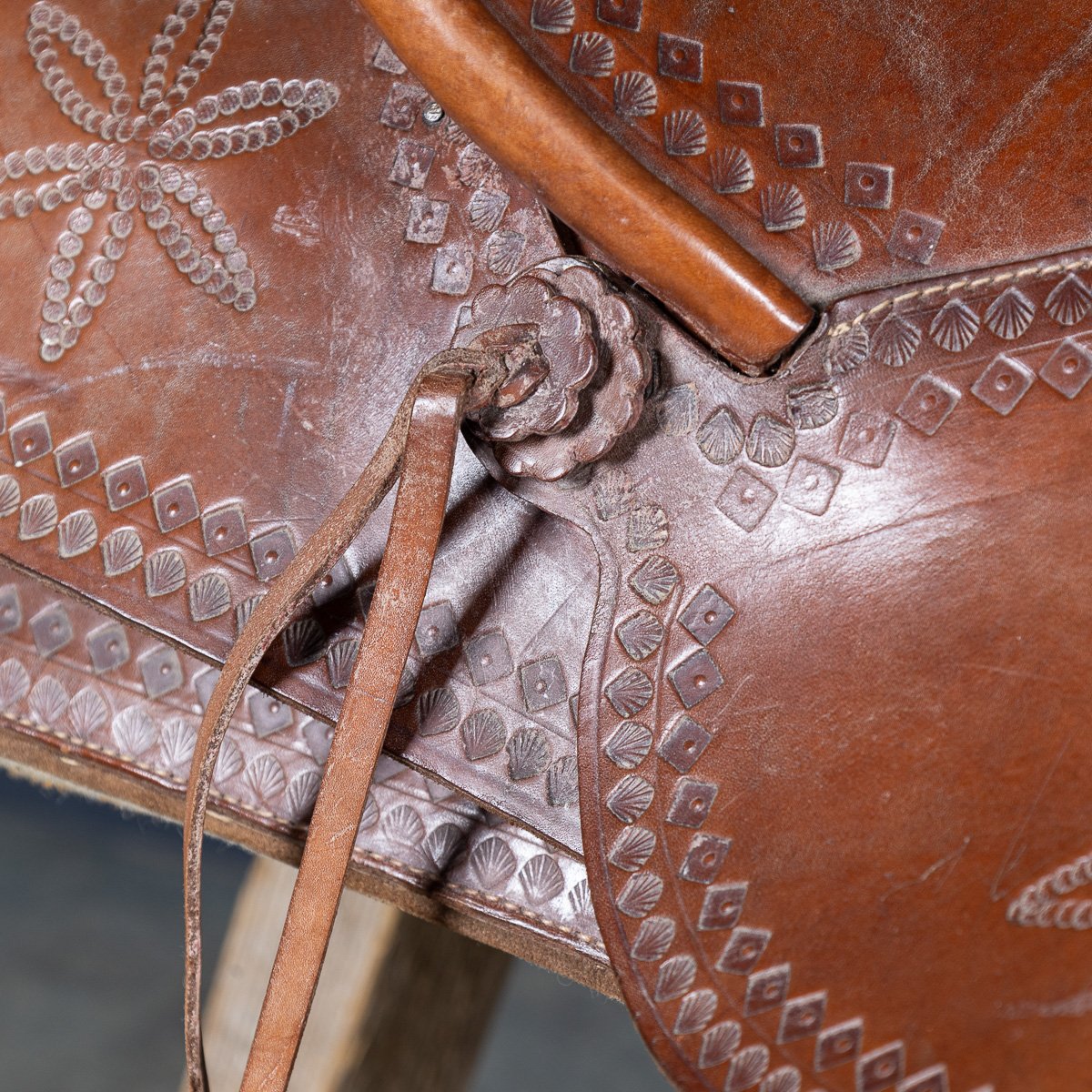 PUSHKINS.COM - D11116 - VINTAGE 20thC WESTERN LEATHER HORSE SADDLE WITH BRIDLE & MARTINGALE c.1970 - 38.jpg